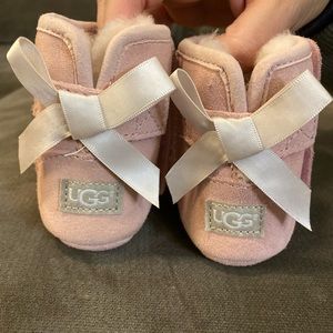 Ugg baby boots NWOT. Size 2/3.